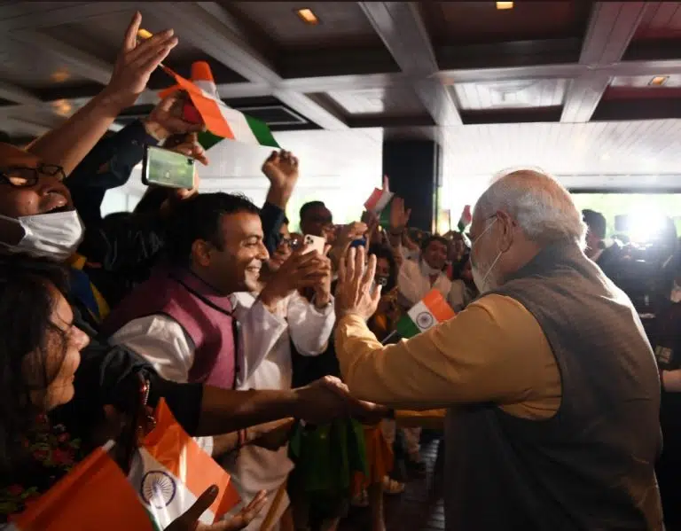 PM मोदी पहुंचे टोक्यो, भारतीय प्रवासियों ने किया स्वागत