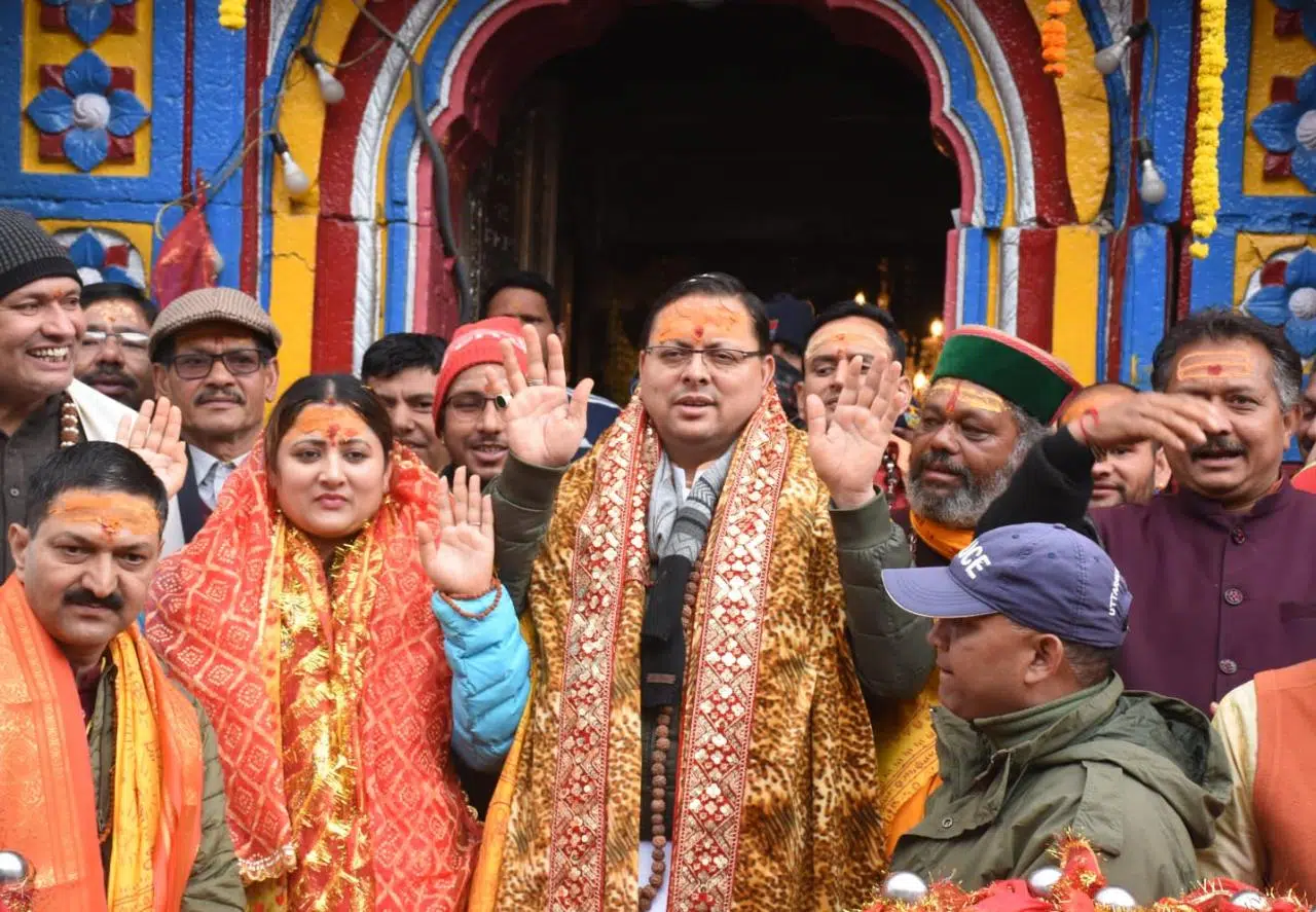 सीएम धामी पत्नी संग पहुंचे केदारनाथ धाम, पुनर्निर्माण कार्यों का लिया जायजा