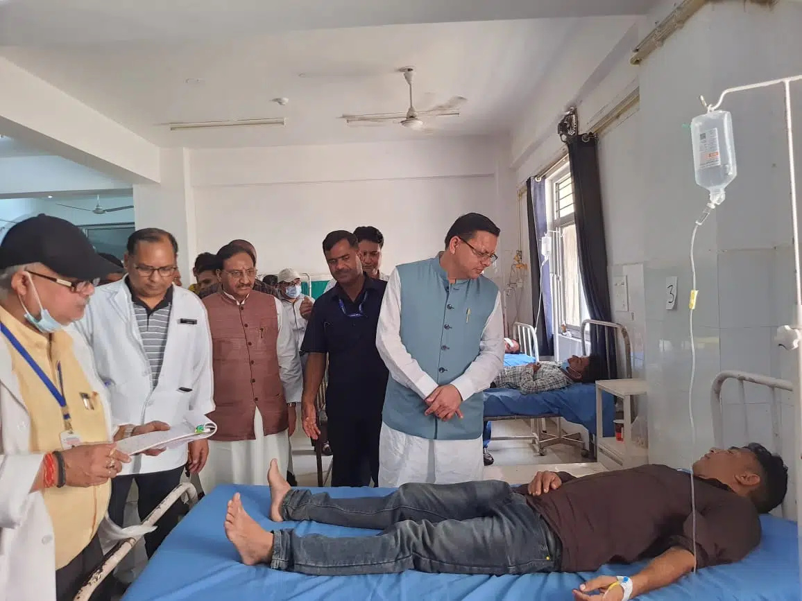 पौड़ी बस हादसा: सीएम धामी ने किया मुआवजे का ऐलान, अस्पताल पहुँचकर जाना पीड़ितों का हाल