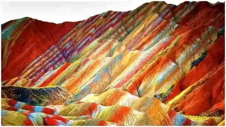 इंद्रधनुषी रंग वाला पहाड़, कुदरत की बेमिसाल कलाकारी
