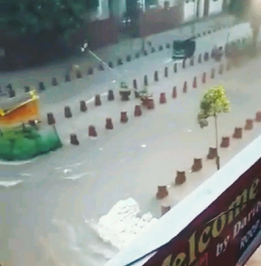 Delhi: आज सुबह भारी बारिश के बाद चांदनी चौक की मेन रोड पर हो गया जलभराव।