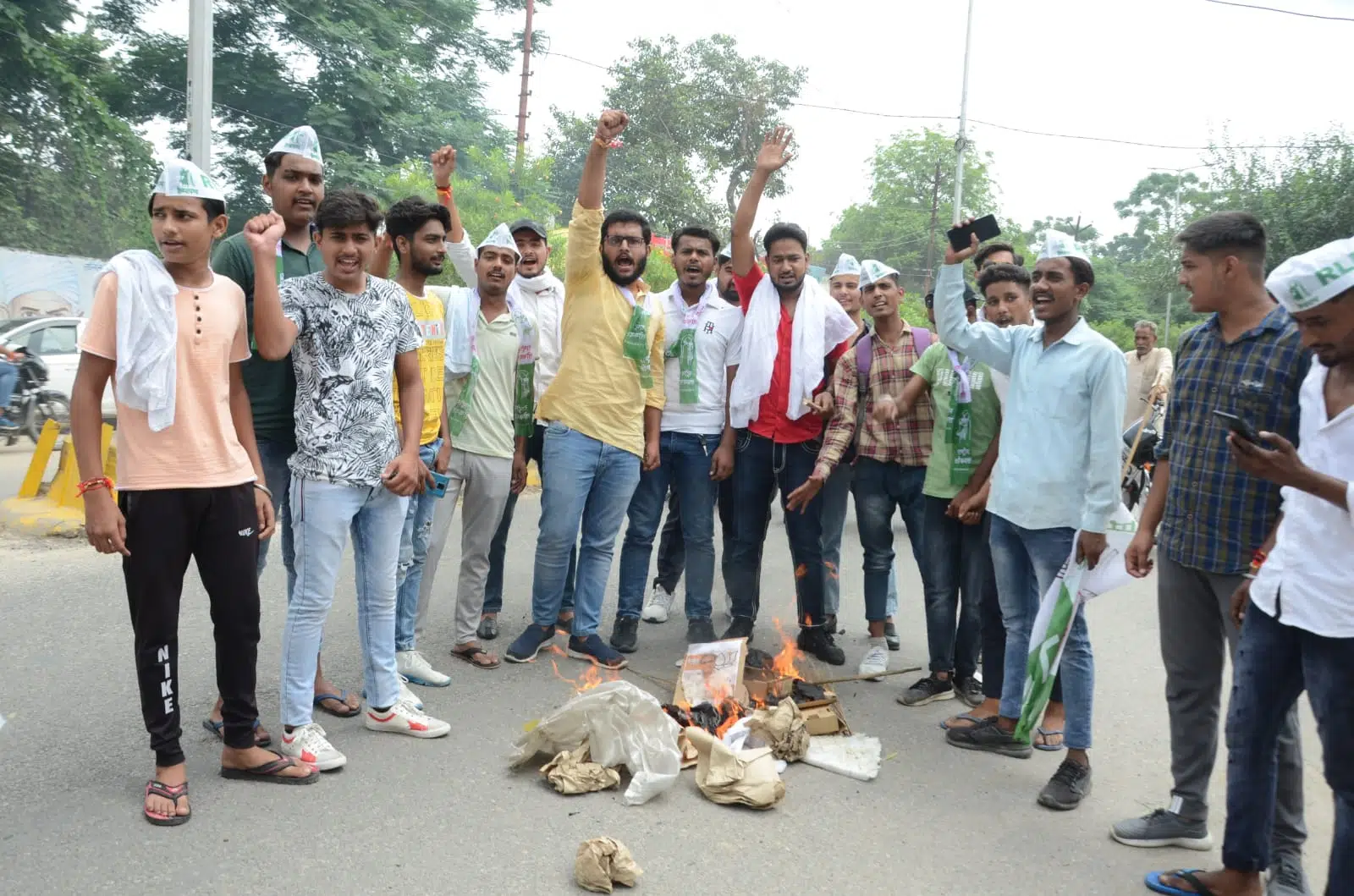 लोकदल के नाराज छात्रों ने उत्तर प्रदेश के इस मंत्री का पुतला फूंक कर दे डाली चेतावनी