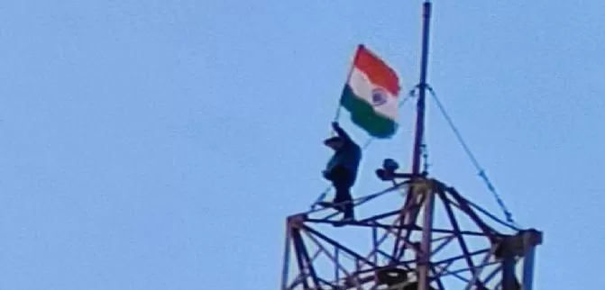 UP News: 210 फीट ऊंचे टावर पर चढा युवक, तिरंगे झंडे की कर रहा मांग, 15 अगस्त को भी फहरा चुका है राष्ट्र ध्वज