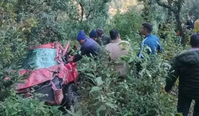 उत्तराखंड में दर्दनाक हादसा: यहां गहरी खाई में गिरी कार, 2 की मौत,1 घायल