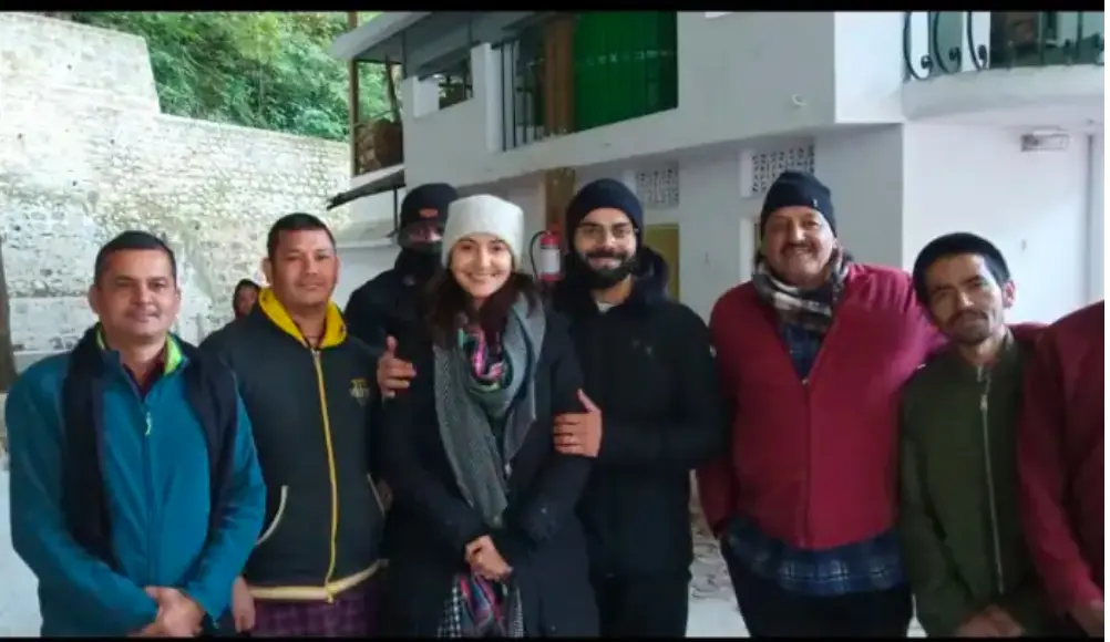 बेटी के साथ बाबा नीम करौली पहुंचे विराट और अनुष्का…