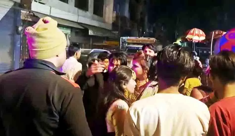 बीच सड़क पर बारात पर दबंग युवक ने किया हमला 