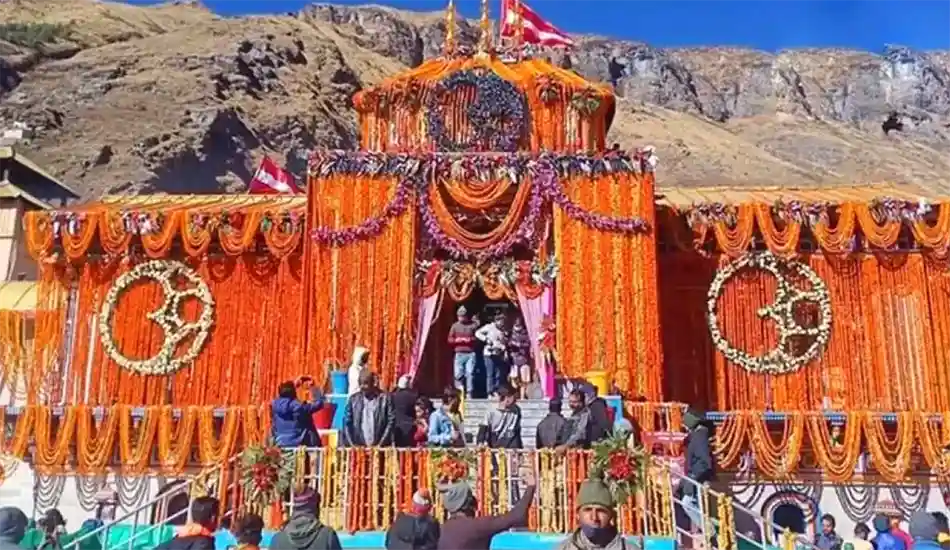 बद्रीनाथ धाम के कपाट आज शीतकालीन के लिए होंगे बंद, गेंदे के फूलों से सजा धाम