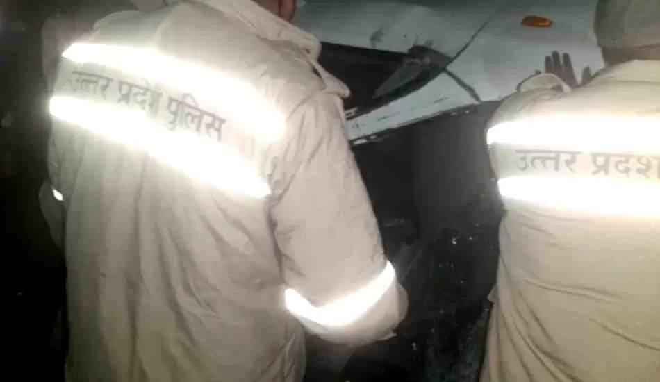 मेरठ शहर में देर रात रफ्तार का कहर , बिजली के खंबे से टकराई कार, एक की मौत 3 घायल