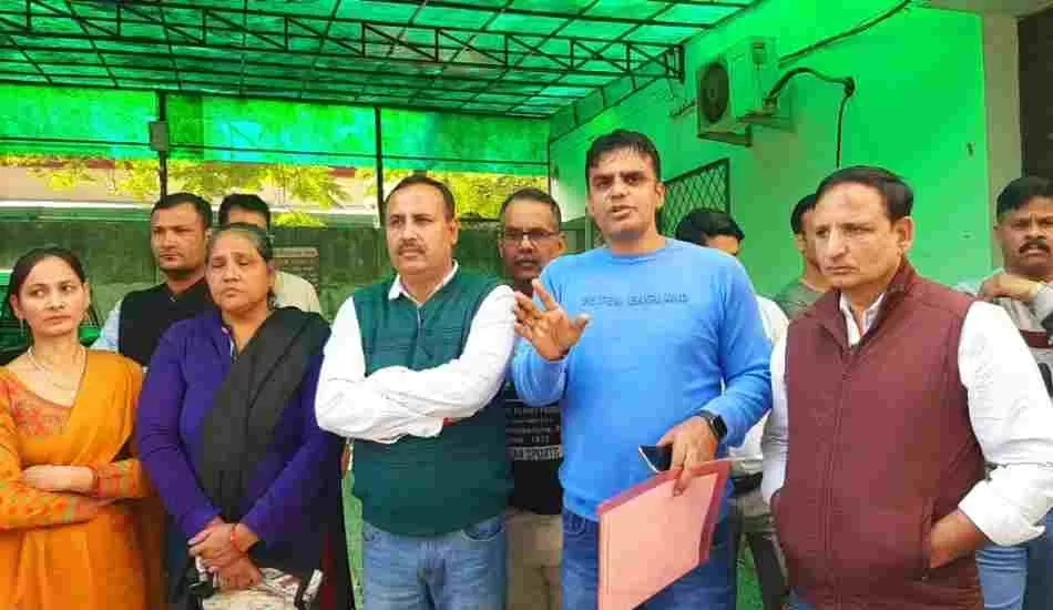 फर्जी एसडीएम के आतंक से त्रस्त लोगो की यूपी पुलिस से गुहार