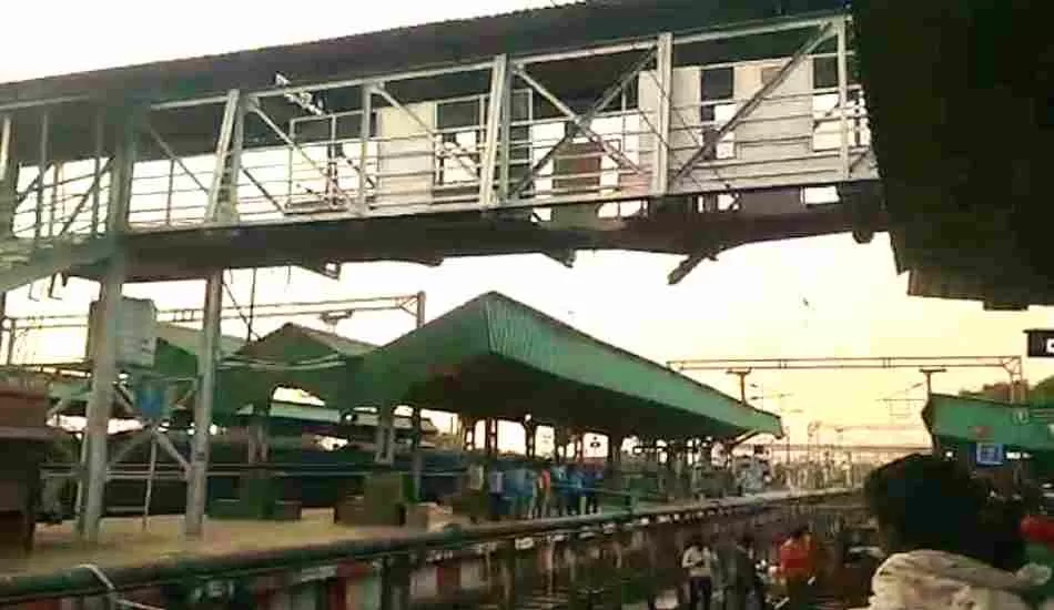 महाराष्ट्र  में बल्लारशाह रेलवे स्टेशन पर बने फुटओवर ब्रिज का एक हिस्सा गिरा , एक महिला की मौत