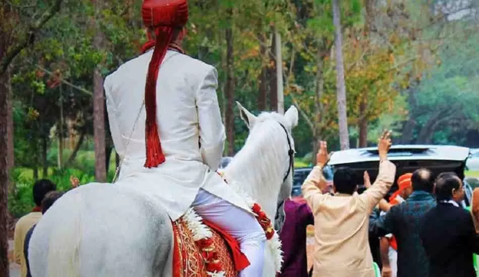 डीजे पर डांस करने से रोकने पर मनचलों ने बारात पर किया हमला