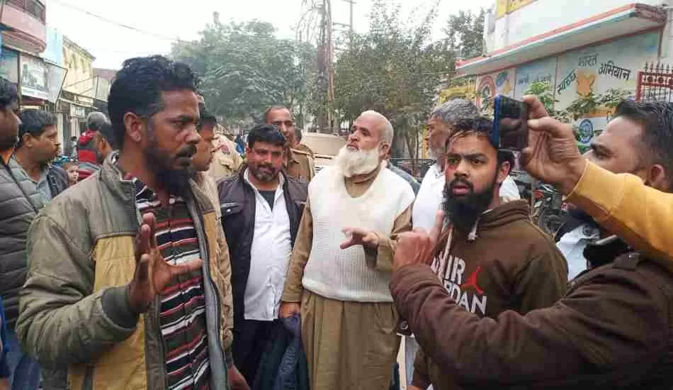 मियां-बीवी का विवाद सुलझाने बैठी पंचायत में चल गए लट्ठ, एक दर्जन हो गए घायल