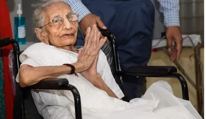 प्रधानमंत्री नरेंद्र मोदी की मां हीराबेन का स्वास्थ्य नाजुक, पीएम मोदी मिलने पहुंचे