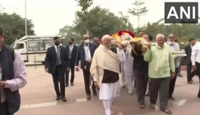 पीएम मोदी की मां हीराबेन का निधन, सुबह 3:30 बजे ली अंतिम सांस