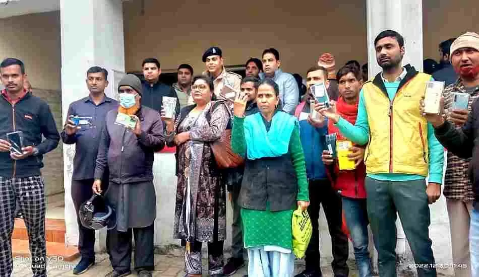 नए साल पर पुलिस ने 100 लोगो को दिया उनके खोए हुए मोबाइल का तोहफा 