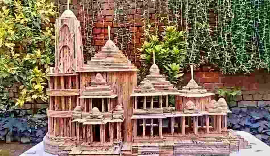 बी कॉम के छात्र ने क्राफ्ट से हुबहू बना डाला अयोध्या में बन रहा राम मंदिर 