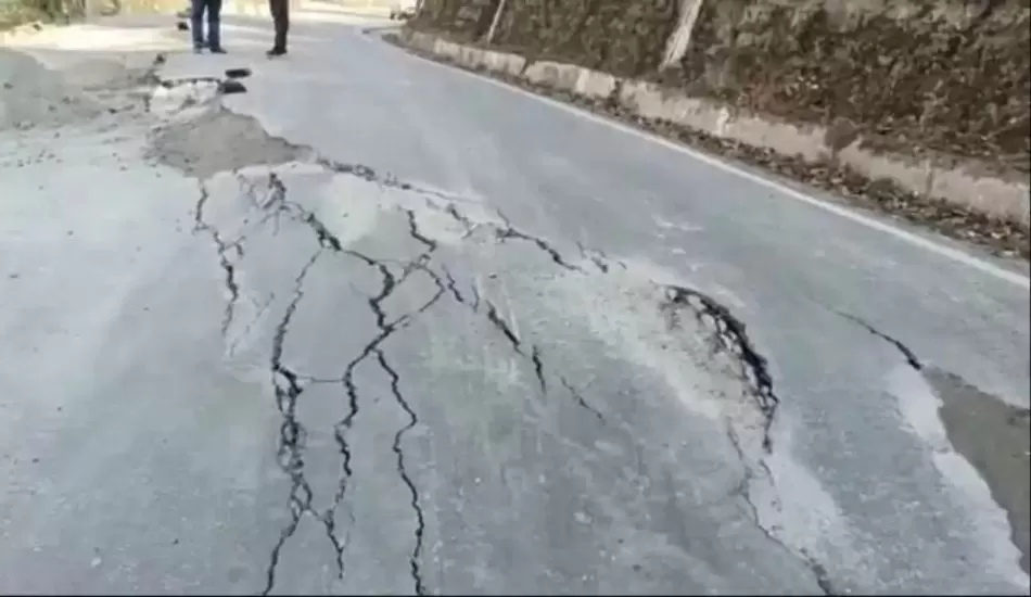 जोशीमठ...बदरीनाथ हाईवे पर भी आई दरारें, सेना का चीन सीमा से कट सकता है संपर्क