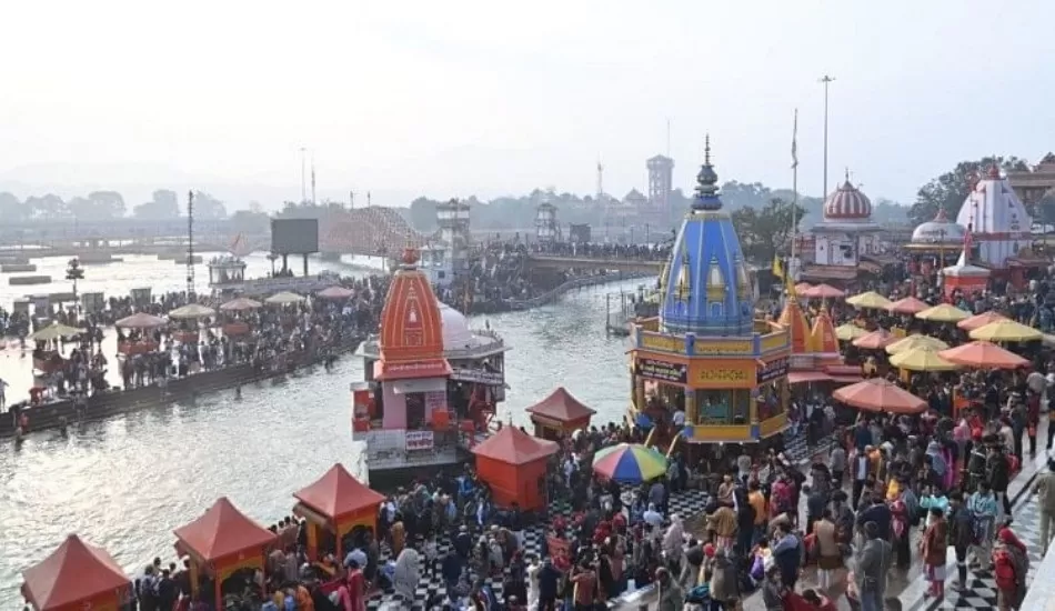 मकर संक्रांति में हरिद्वार में तड़के से गंगा स्नान जारी, घाटों पर पुलिस कर्मी तैनात
