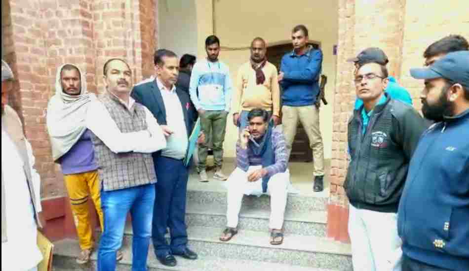 विधायक अतुल प्रधान जब कमिश्नर से हुए आहत तो बैठ गए वही धरने पर