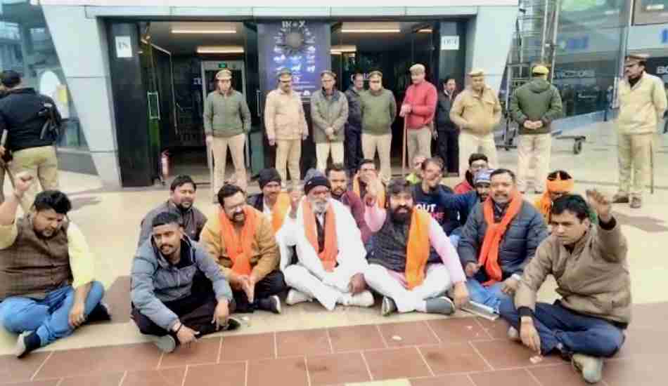 पठान के विरोध में सिनेमा हॉल पर हिंदू संगठनों का हंगामा, शाहरुख खान के पोस्टर फूंके 