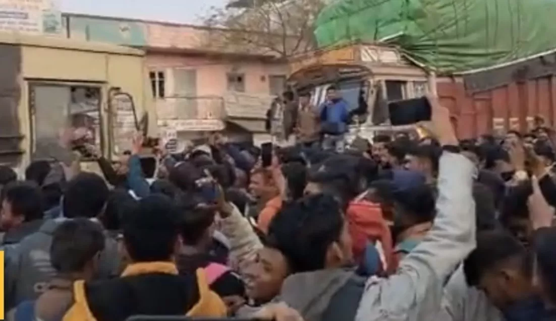 Pepar leak: गुजरात में पेपर लीक होने से जूनियर क्लर्क की परीक्षा रद्द, अब तक 15 लोगों की हुई गिरफ्तारी