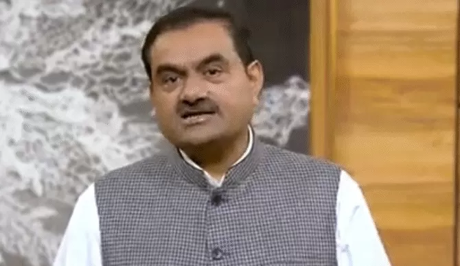  12 दिन में करीब 60% टूट चुके शेयर, आज संसद से सड़क तक हंगामे के आसार