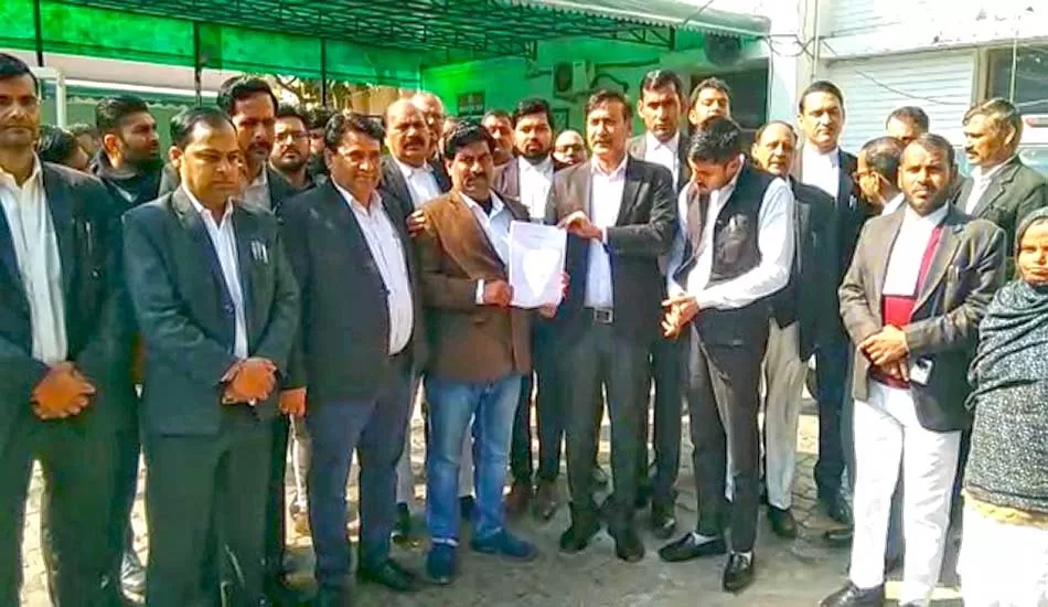 चोरी के खुलासे के लिए वकीलों ने घेरा एसएसपी ऑफिस 