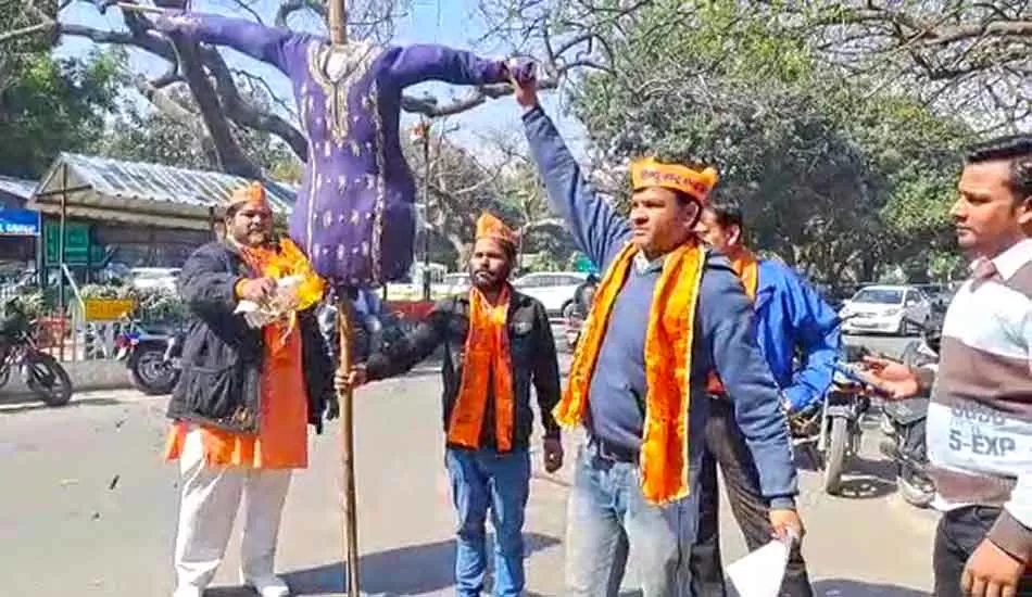 प्यार के इजहार के नाम पर अश्लीलता, हिंदू राष्ट्र सेवा संघ ने फूंका वैलेंटाइन डे का पुतला 