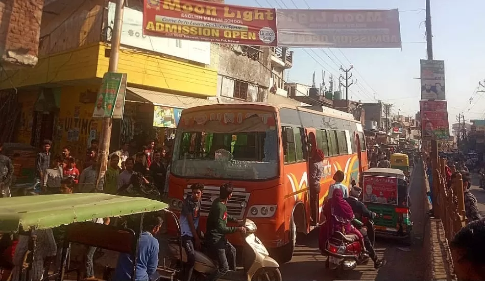स्कूल बस की बाइक से भिड़ंत के बाद बस में तोड़फोड़, ड्राइवर की पिटाई 