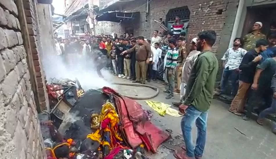 पावर लूम फैक्ट्री में भीषण आग की लपटों से  जान बचाने को दूसरी मंजिल से कूदी गर्भवती महिला 