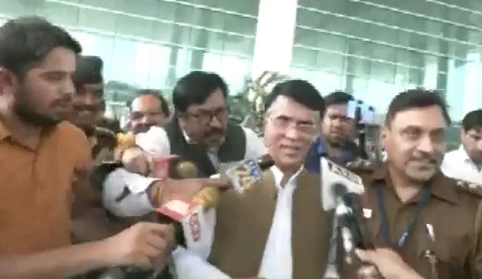 इस वजह से कांग्रेस नेता पवन खेड़ा गिरफ्तार, रनवे पर खड़े विमान से उतारा 