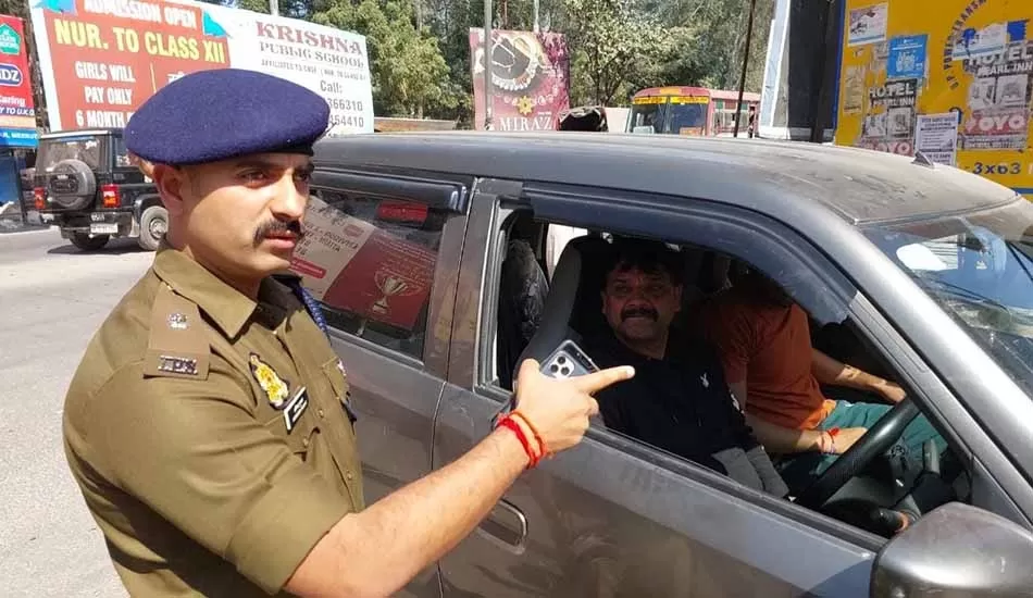 पुलिस ने तोड़ी 
