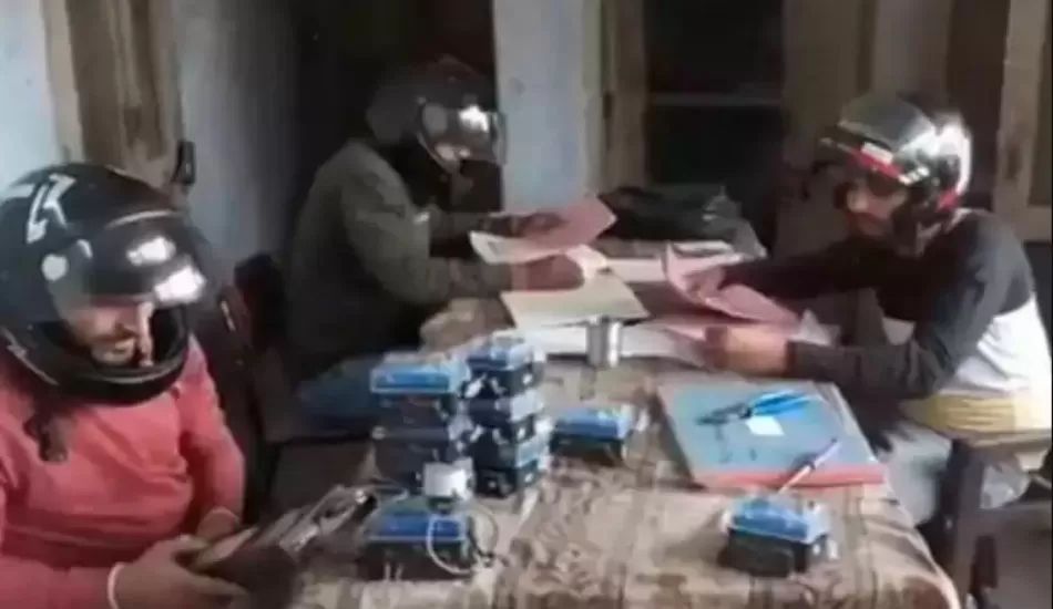 आखिर क्यों इस सरकारी दफ्तर में हेलमेट पहनकर काम कर रहे कर्मचारी...