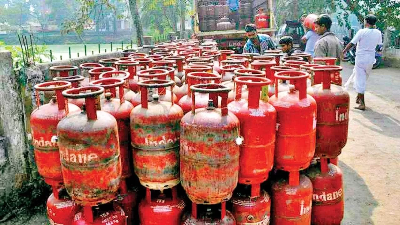 होली के पहले आम आदमी को मंहगाई का झटका, घरेलू सिलेंडर  ₹50 तो कमर्शियल सिलेंडर ₹350 हुआ महंगा 
