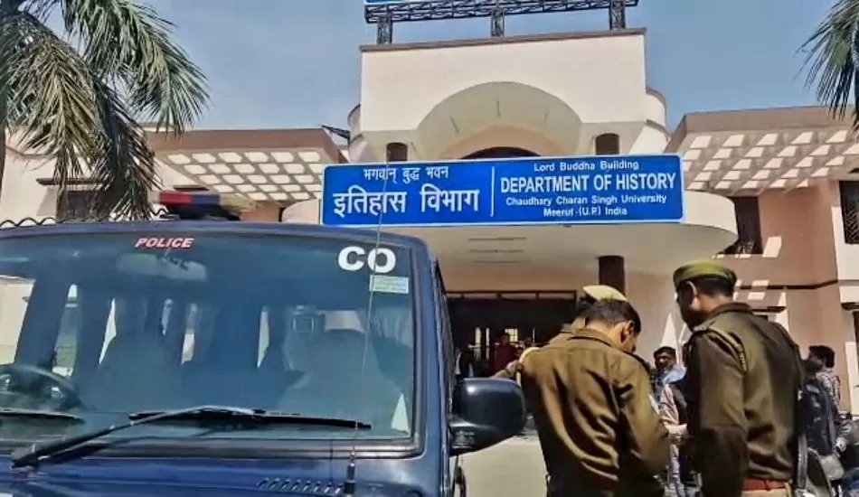 सीसीएसयू में दिनदहाड़े चाकू और तलवार से छात्र पर हमला, फायरिंग करके फरार हुए हमलावर 