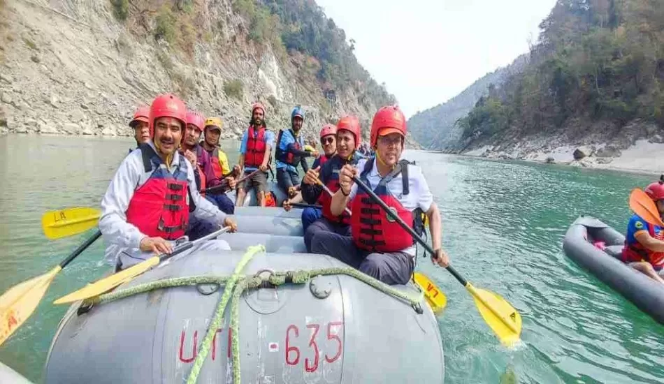 उत्तराखंड में साहसिक पर्यटन गतिविधियों को बढ़ावा देने के मकसद से खुद राफ्टिंग करने उतरे CM धामी