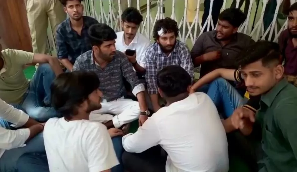 CCSU में छात्रों के दो गुटों के बीच तीखी झड़प, फायरिंग के बाद भारी हंगामा