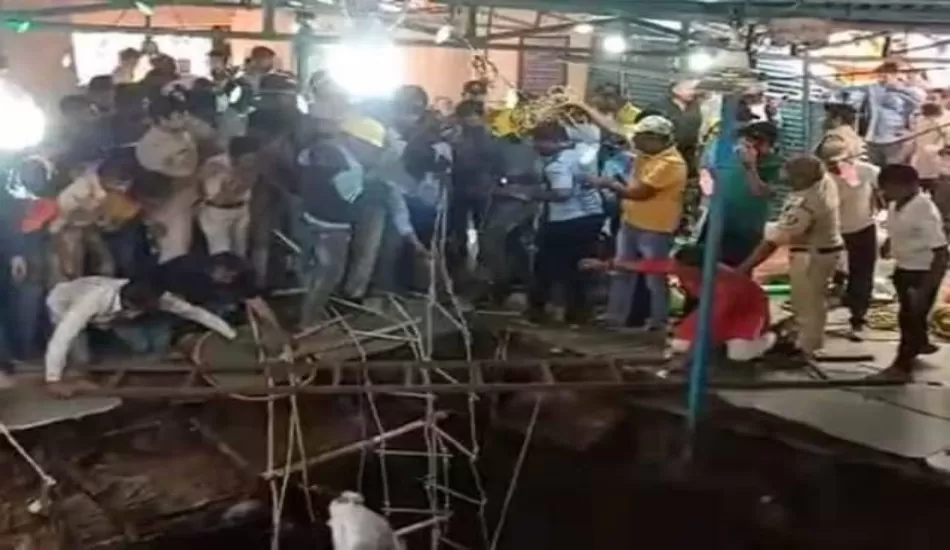 रामनवमी पर इंदौर के बेलेश्वर महादेव झूलेलाल मंदिर में छत गिरने से 25 श्रद्धालु बावड़ी में गिरे