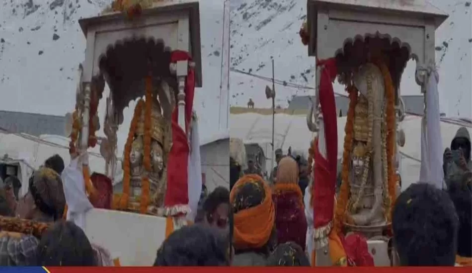 भारी बर्फबारी के बीच केदारनाथ धाम पहुंची उत्सव डोली