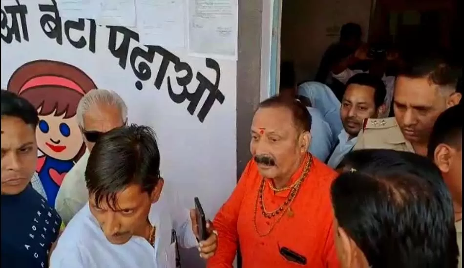 मेरठ कलेक्ट्रेट में नामांकन स्थल बना जंग का अखाड़ा