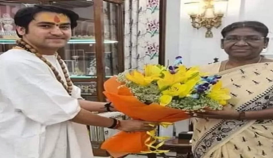 कथा में विवाद के बीच राष्ट्रपति द्रौपदी मुर्मू से मिलने पहुंचे पंडित धीरेन्द्र शास्त्री