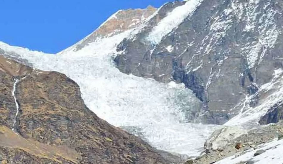 उत्तराखंड: यहां टूटा ग्लेशियर, लोगों ने भागकर बचाई जान