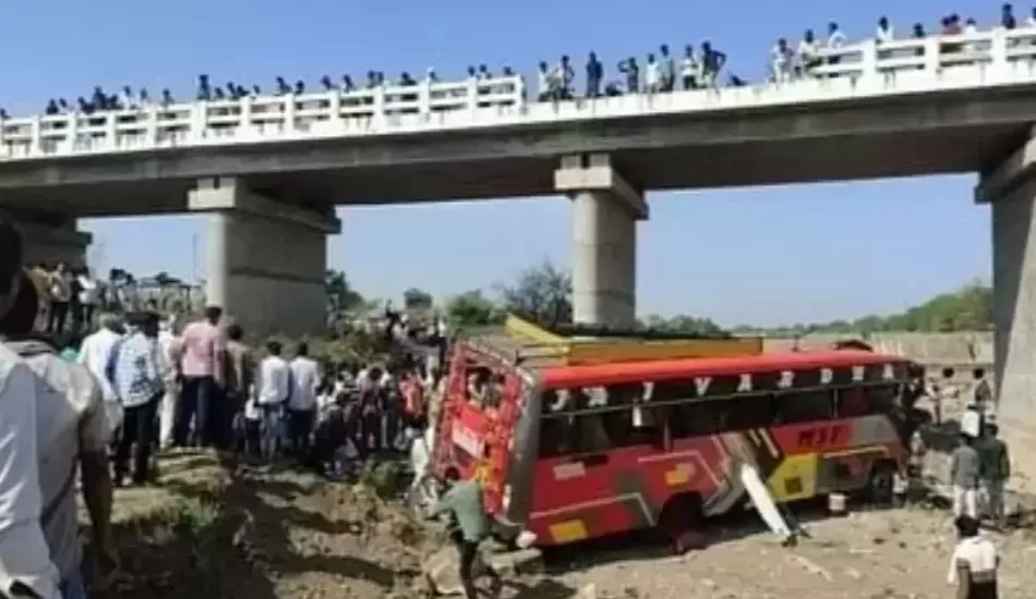 मध्य प्रदेश में खरगोन से इंदौर जा रही बस गिरी, 22 यात्रियों की मौत, कई घायल