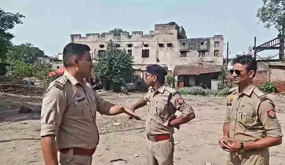 योगी के आदेश पर मेरठ पुलिस की अवैध बस स्टैंड पर बड़ी कार्रवाई,  कई बसे सीज की