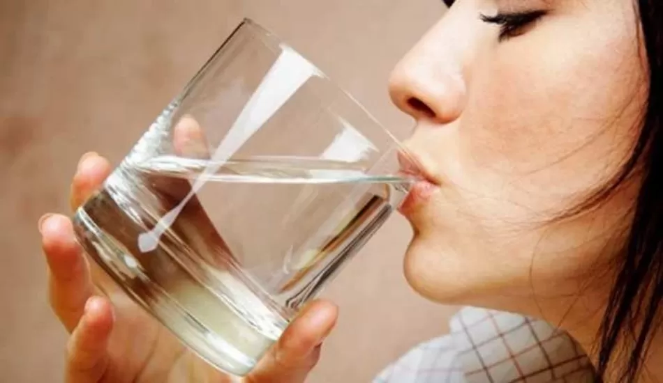 सुबह ब्रश करने से पहले पिएं पानी, होंगे कई सारे फायदे