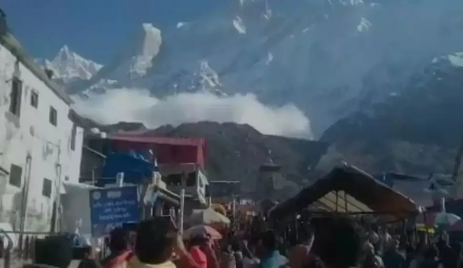 केदारनाथ की पहाड़ियों पर आया हिमस्खलन, श्रद्धालुओं की थम गई सांसे...