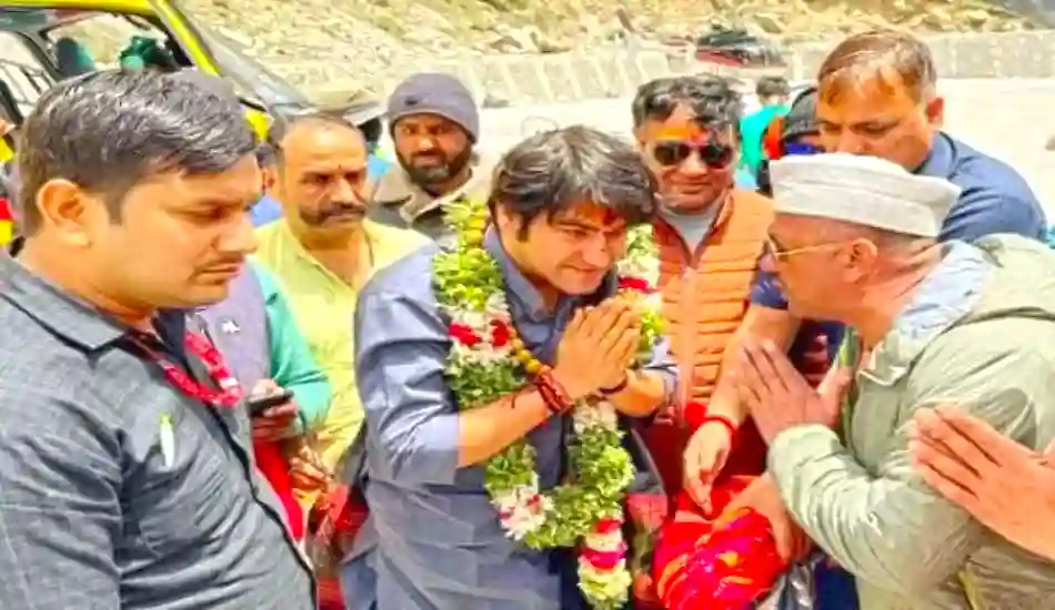 बद्रीनाथ धाम पहुंचने पर धीरेन्द्र शास्त्री का हुआ भव्य स्वागत