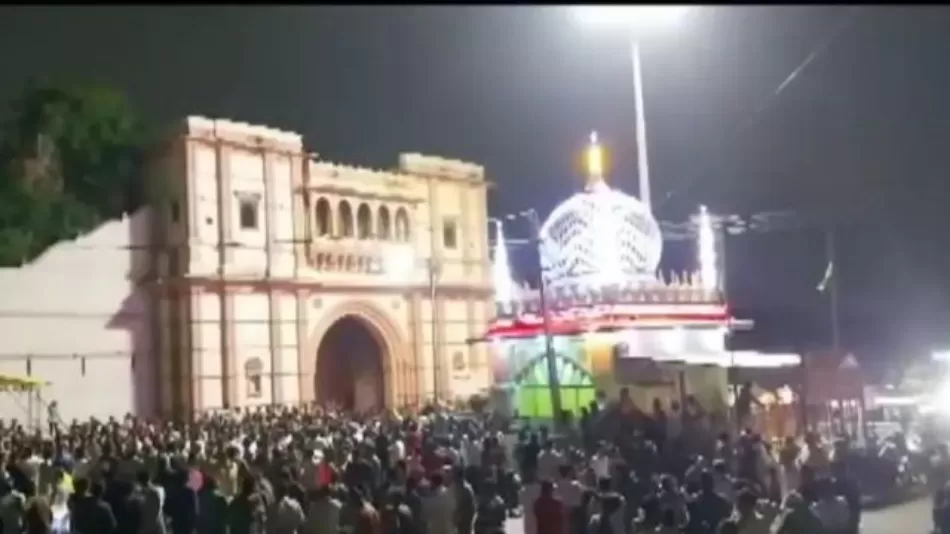 जूनागढ़ में अवैध दरगाह को हटाने पर बवाल, पुलिस पर पथराव, कई घायल एक की मौत, वाहन जले