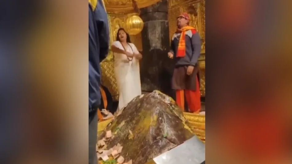 सफेद साड़ी में श्री केदारनाथ मंदिर के गर्भगृह में उड़ाए नोट...
