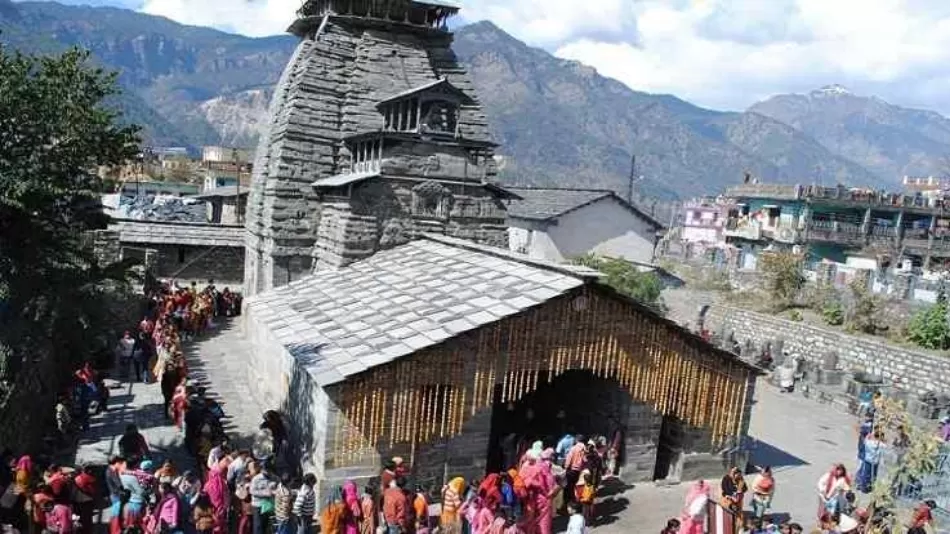 एक तरफ झुकने के साथ ही धंस रहा उत्तराखंड का ये प्रसिद्ध मंदिर
